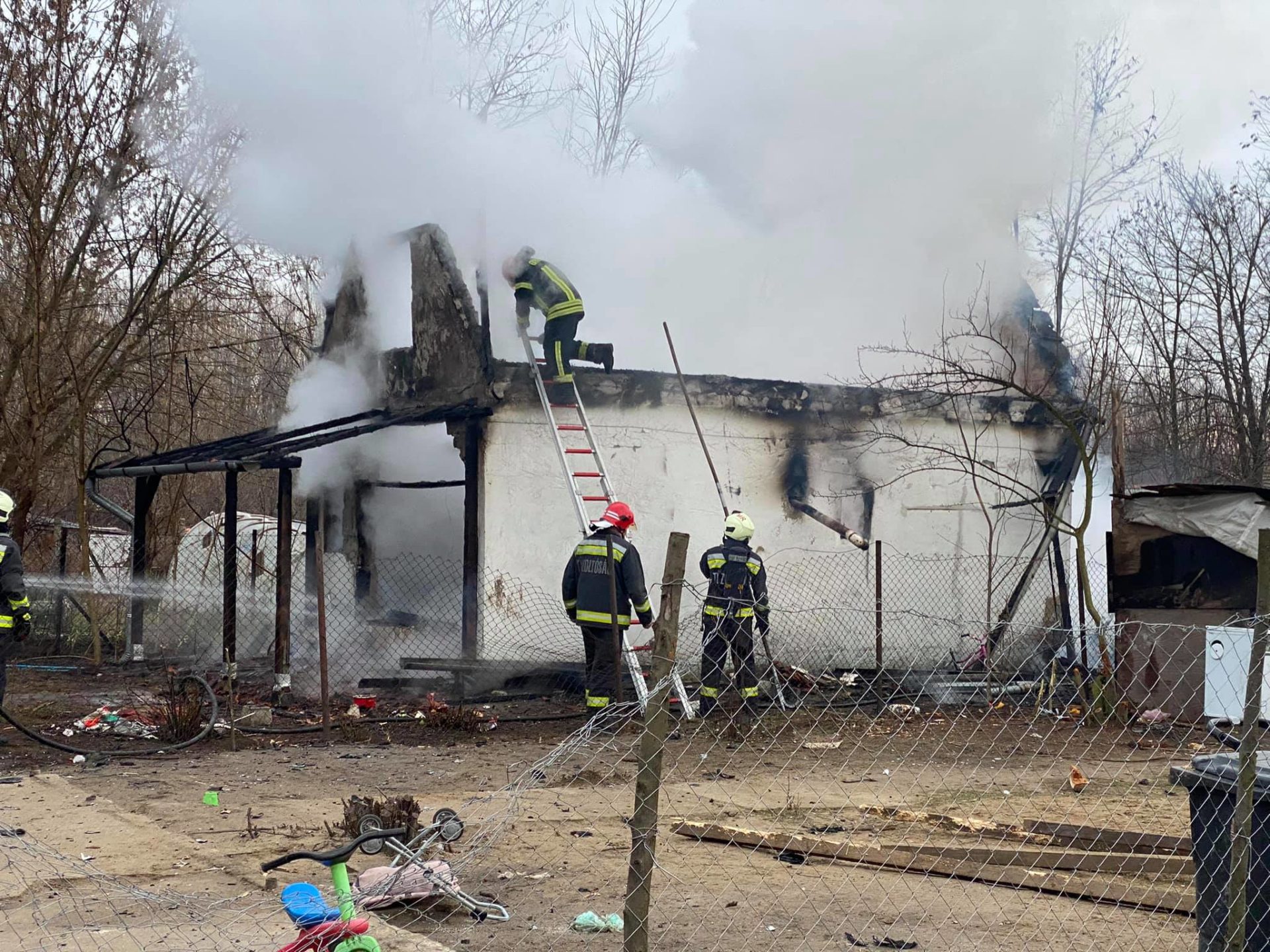 Leégett és teljesen lakhatatlanná vált egy családi ház Pilisen