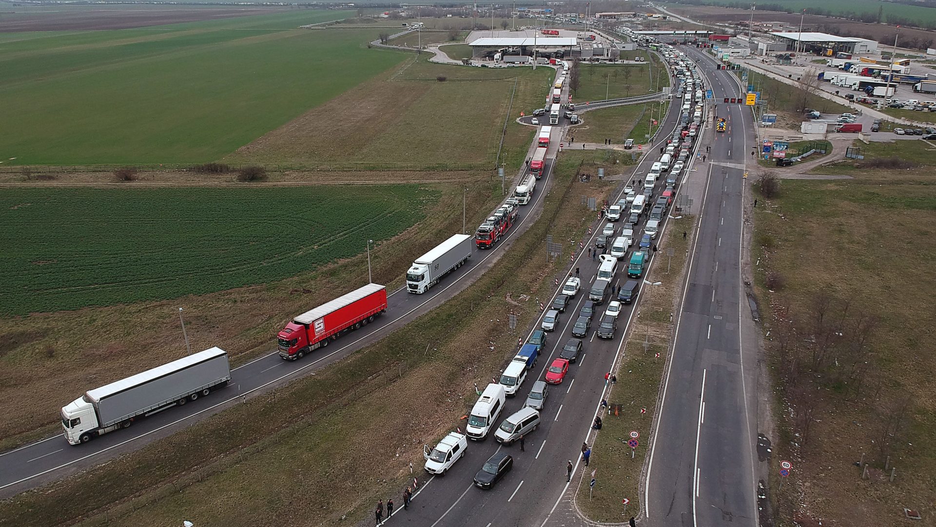 Baleset miatt lezárták az M6-ost Dunaszentgyörgynél