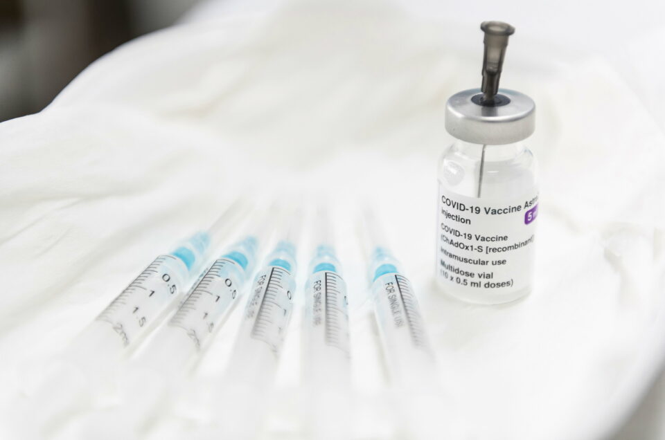 Az AstraZeneca oltás újabb ritka mellékhatására derült fény