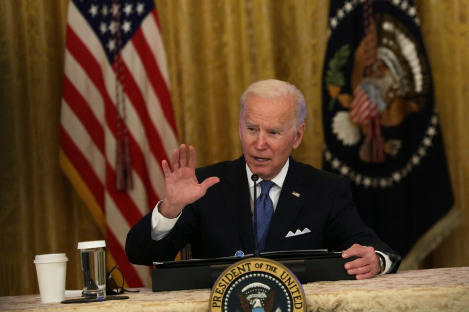 Biden kamerák előtt nevezte a Fox News tudósítóját „kibaszott hülyegyereknek”