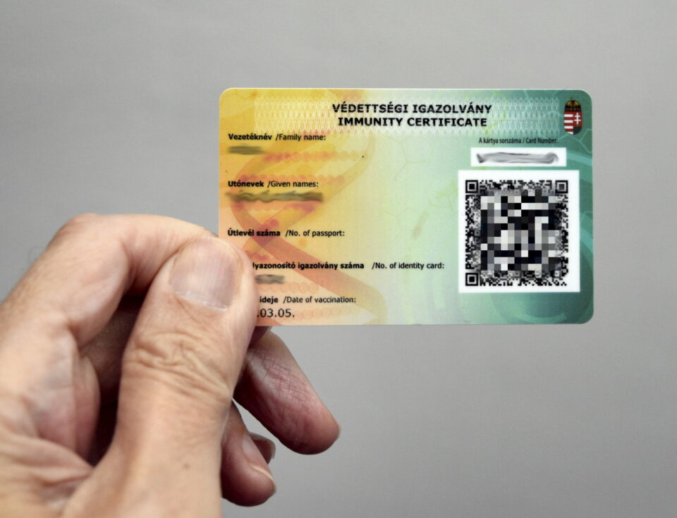 Február közepétől védettségi helyett csak oltási igazolvány lesz