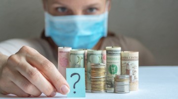Koronavírus: kevesebb nyugdíjat fizet az állam a halálozások miatt