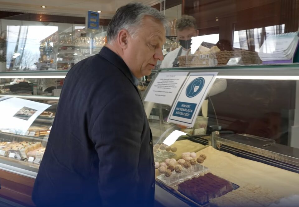 Orbán maszk nélkül vásárolt süteményt, miközben ott virított előtte a tábla, hogy kötelező a maszk