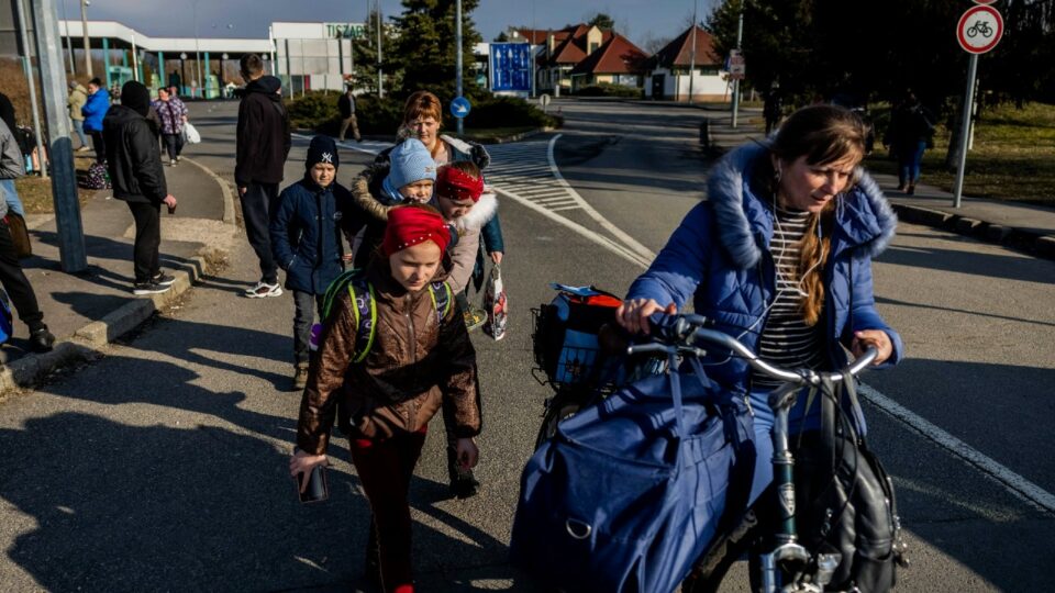 A semmibe érkeznek a menekültek Tiszabecsnél