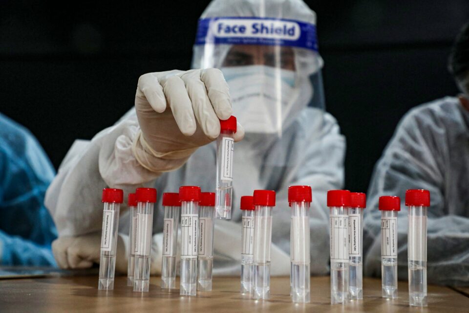 Felfüggesztették a teniszezőknek hamis PCR-teszteket készítő orvost