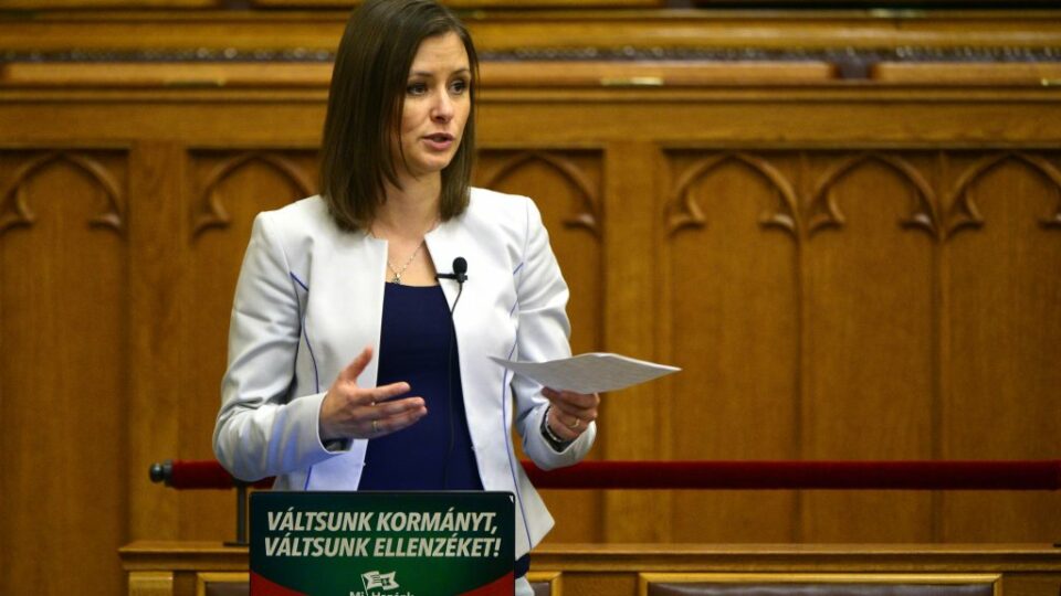 Hiába adott le több mint ötszáz aláírást Dúró Dóra, még mindig nincs meg a szükséges számú