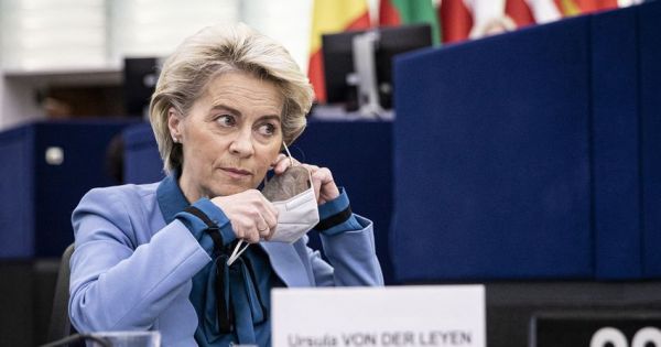 Ismét a kamerák előtt sikerült  kínos helyzetbe hozni Ursula von der Leyent