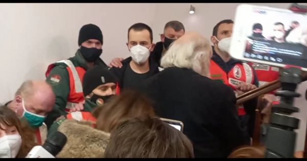 Iványi Gábor bejutott az Oltalom Karitatív Egyesület irodáiba, miután nekinyomták a NAV-osok sorfalának