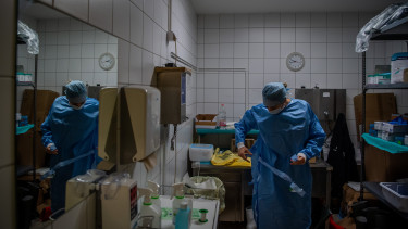 Koronavírus: valami nagyon megváltozott Magyarországon az omikron-hullámban