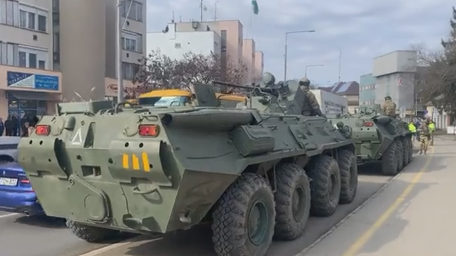 Magyar tankok állnak Vásárosnamény egyik utcáján