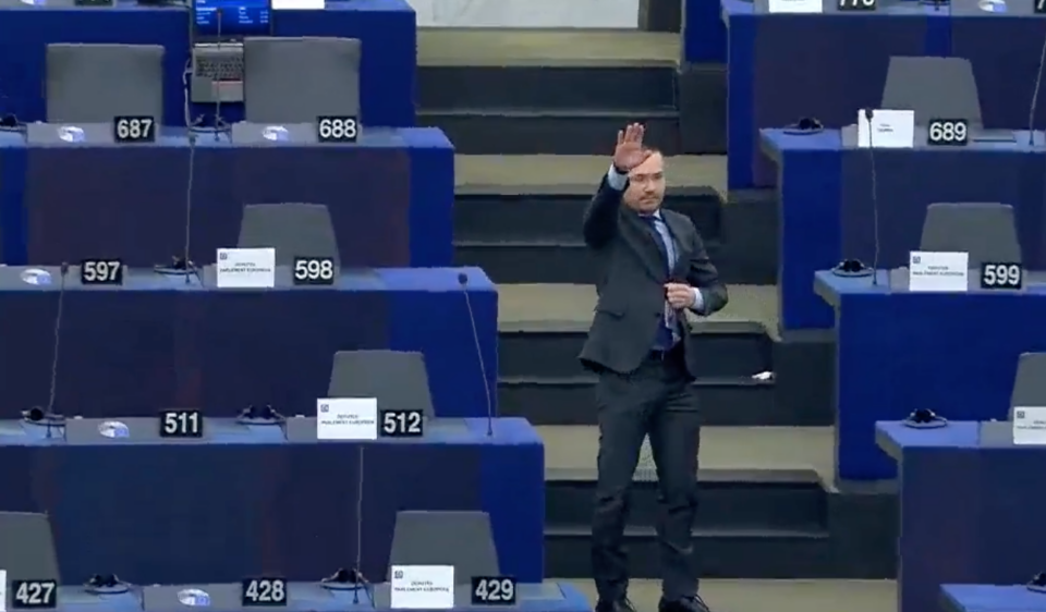 Orbán Viktort éltette, majd náci karlendítéssel búcsúzott egy bolgár politikus az EP-ben