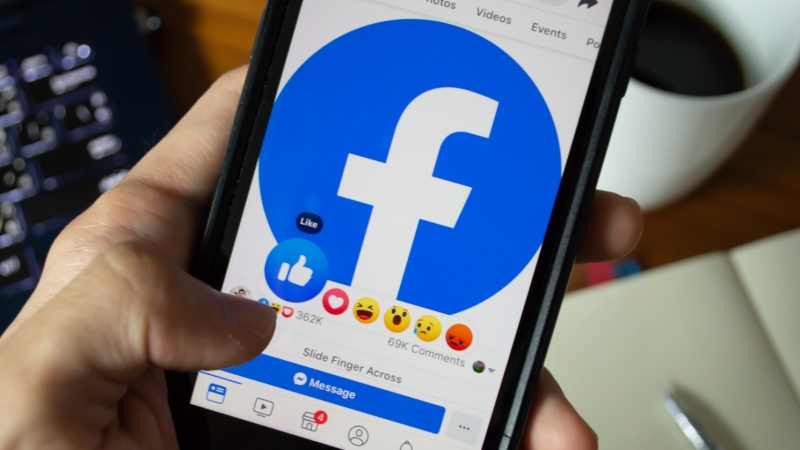 A Facebook elkezdte kitiltani az embereket