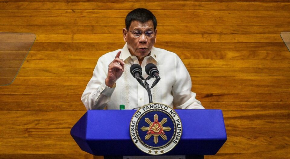 Duterte: „vigyázni kell Putyinnal, öngyilkos hajlama van”