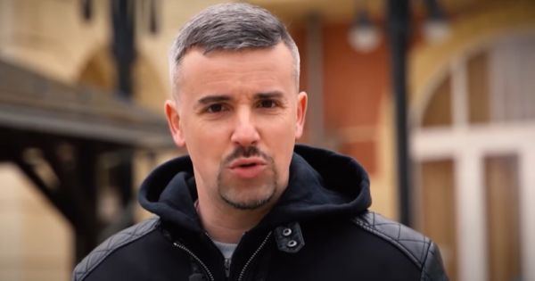 “Elég volt ebből, hazug bajszos Kövérből!” – Választási kampánydallal jelentkezett Jakab Péter