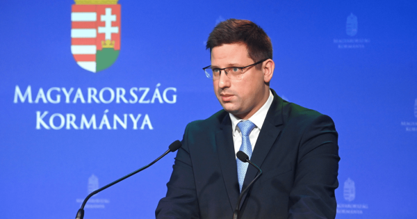 Gulyás Gergely: A külföldi teherautók csak piaci árakon tankolhatnak