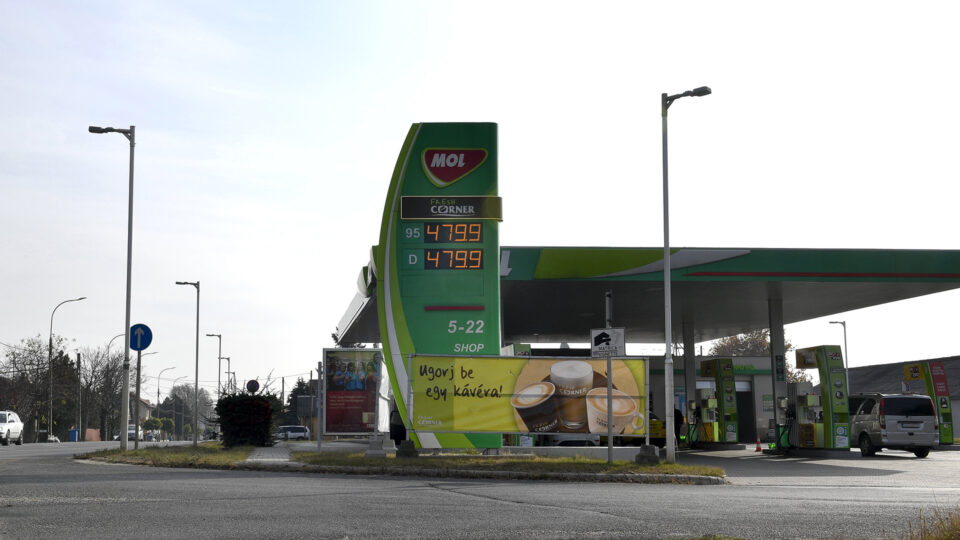 Hatalmasat emelkedik a benzin ára szerdától