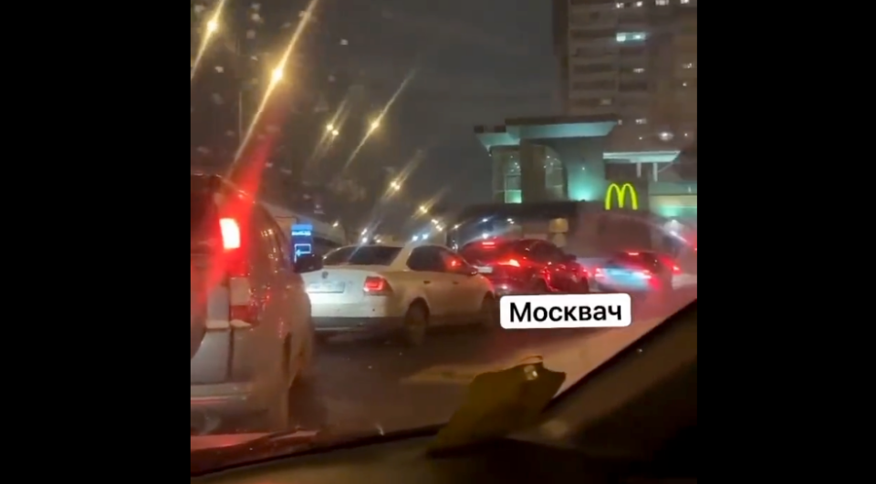 Hosszú, kígyózó sorok Moszkvában a bezárás előtt álló McDonald’s-ok előtt