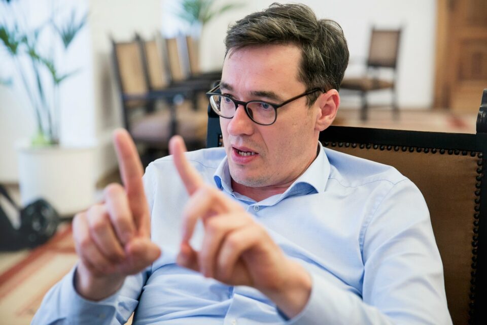 Karácsony Orbánnak: Az autóbuszokra is vonatkozzon a 480 forintos hatósági ár!