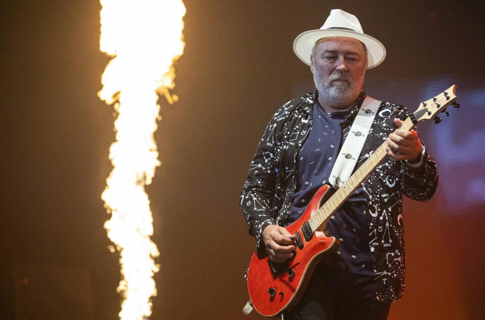 Meg kell műteni az Omega gitárosát: “Nem vagyok jól”