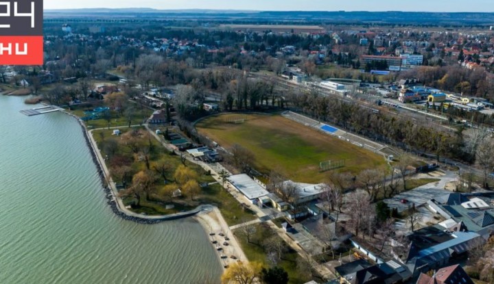 Monstrumot építenek a keszthelyi Balaton-partra
