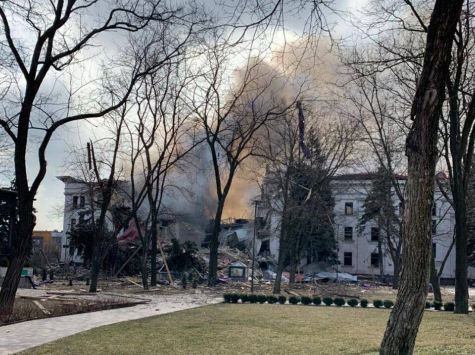 Orosz-ukrán háború: ezernél is több civil volt a lebombázott mariupoli színházban