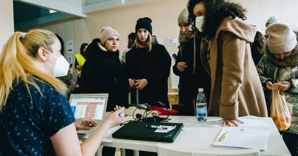 Összedől a Fidesz propaganda-kártyavára, állami segítség nélkül segítik civilek a menekülteket