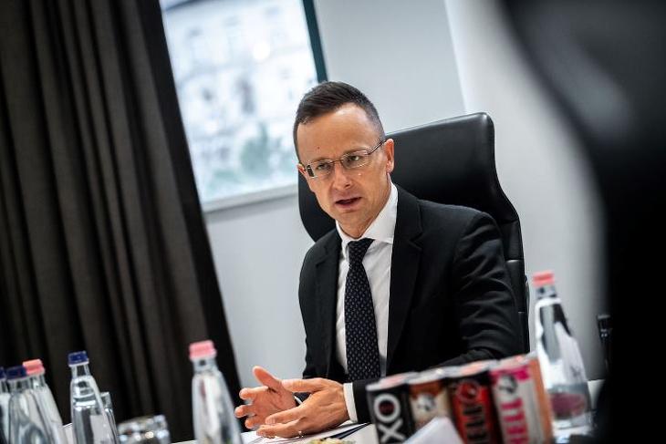 Szijjártó Péter nekiment Brüsszelnek