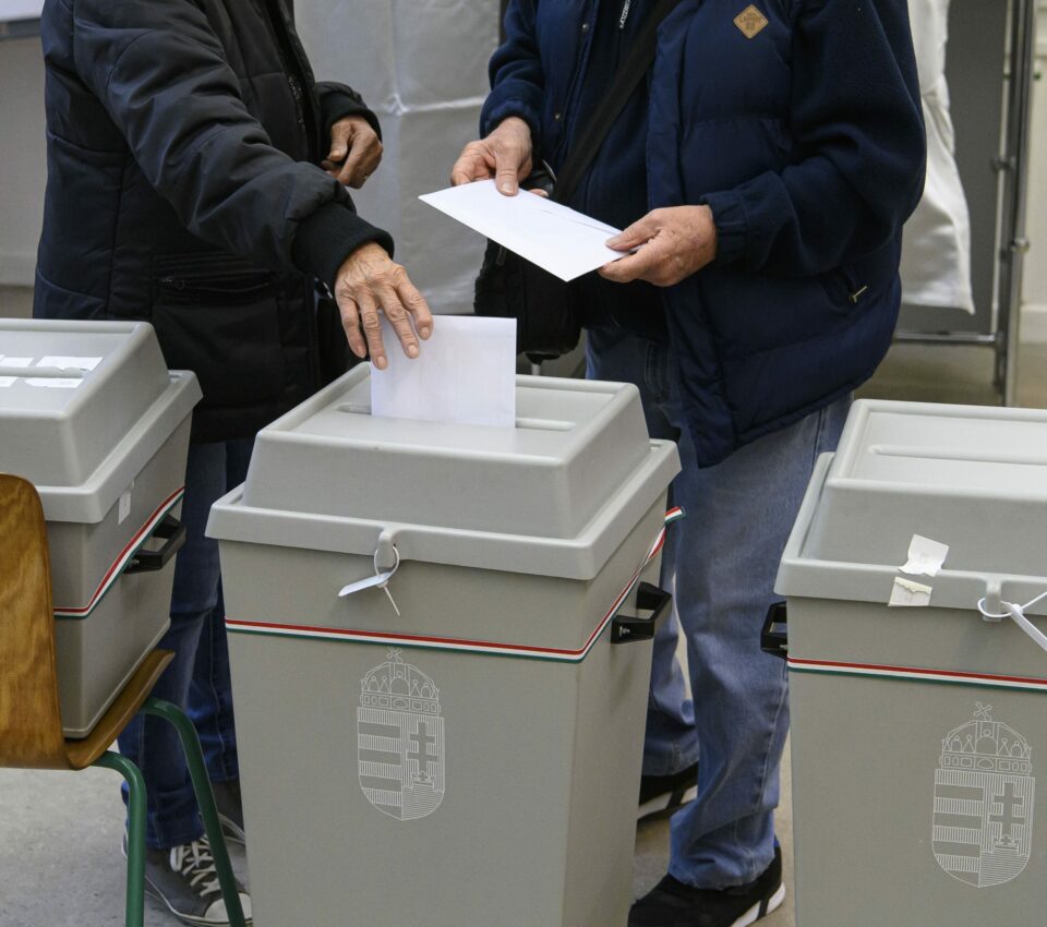 A leginkább fideszes választókerületekben 9 óráig nagyobbat esett a részvétel, mint a legkevésbé kormánypártiakban