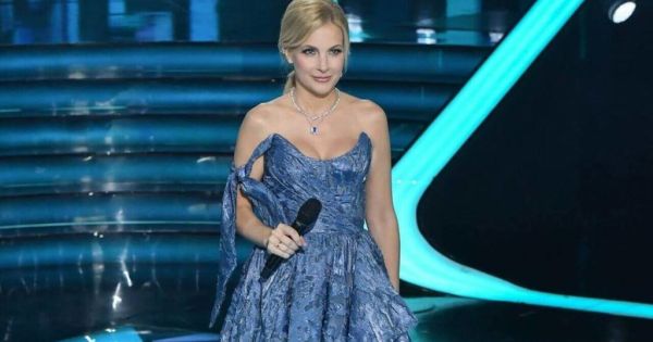 Csodás ruhában gyűjtött pénzt Várkonyi Andrea