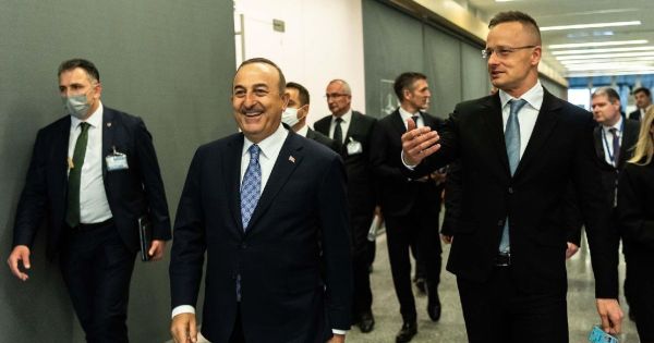 Emlékezetes marad ahogy Szijjártót üdvözölte a török külügyminiszter