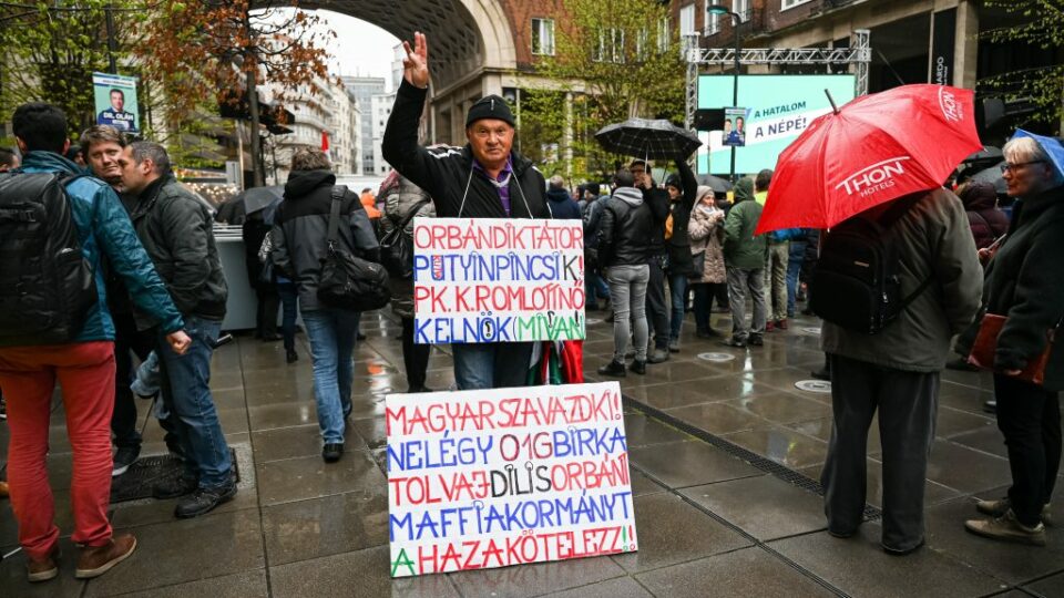 Gyülekeznek az ellenzéki szimpatizánsok a Madách téren