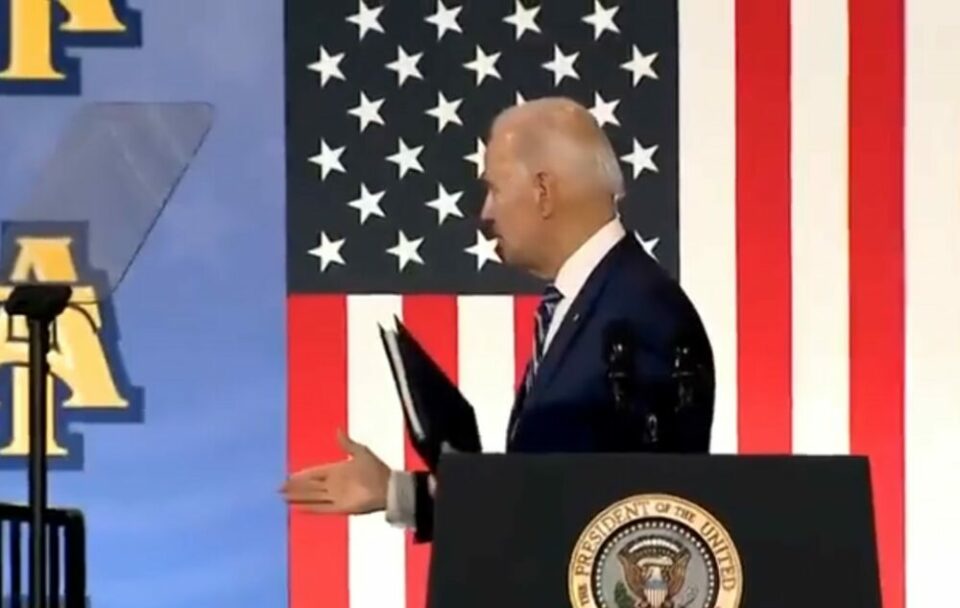 Joe Biden a levegőnek nyújtott kezet egy beszéde után, senki nem állt ott, akivel kezet foghatott volna