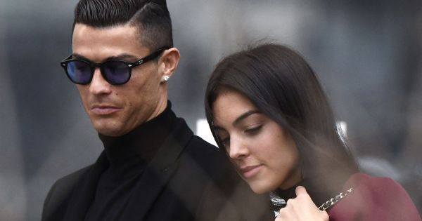 Kisfia halála óta először posztolt családi fotót Cristiano Ronaldo: újszülött kislányát a karjában tartja