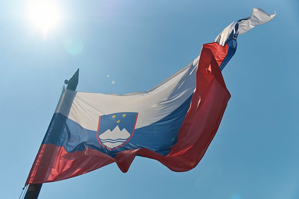 Leszedették Kijevben a szlovén zászlót, mert hasonlít az oroszra