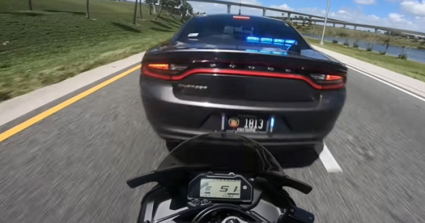 Büntetőfékezett a rendőr, fejre állt a motoros