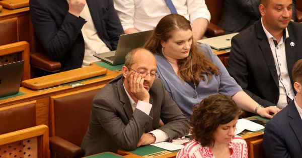 Ébresztő, munka van! Újabb szunyókáló képviselő bukott le a T. Házban?