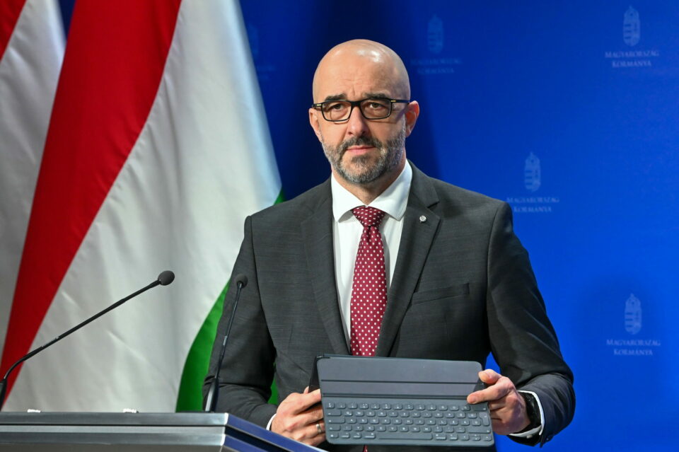 Reagált a magyar kormány az EU-s tervre, amely szerint az év végéig kivonnák az orosz olajat az uniós piacról