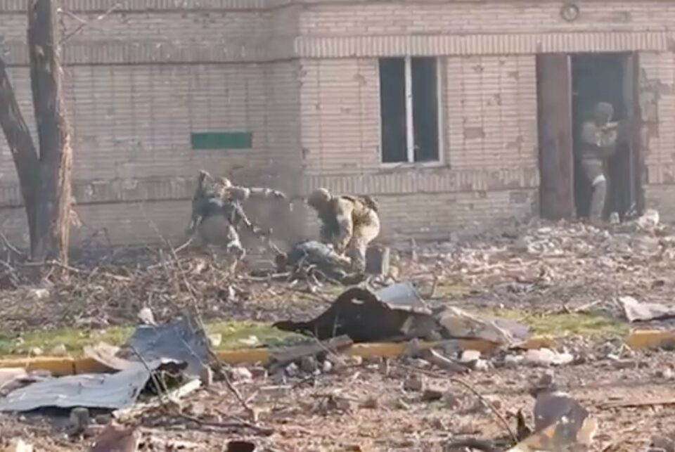 Videón, ahogy egy ukrán orvlövész lelő egy orosz katonát a mariupoli harcokban