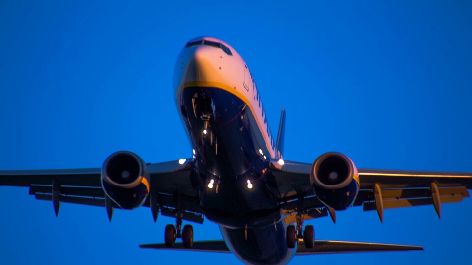 A Ryanair véleménye a különadóról: küldenek Nagy Márton miniszternek egy Közgazdaságtan tökfejeknek című könyvet