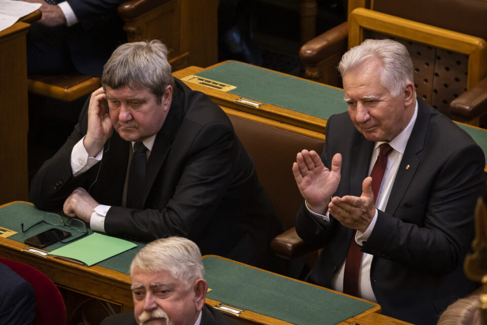 Elismerte a kormány, hogy csúszik a nyugdíjemelés