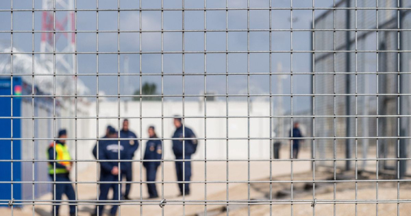 Embertelenül és megalázóan bánik Magyarország a menekültekkel