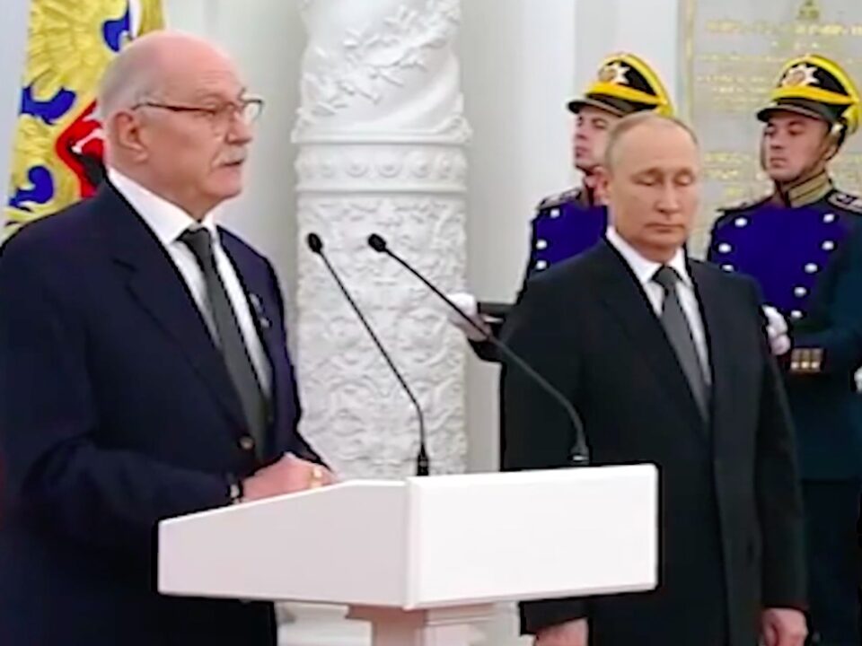 Furcsán imbolygott Vlagyimir Putyin egy vasárnapi állami ünnepségen a Kremlben