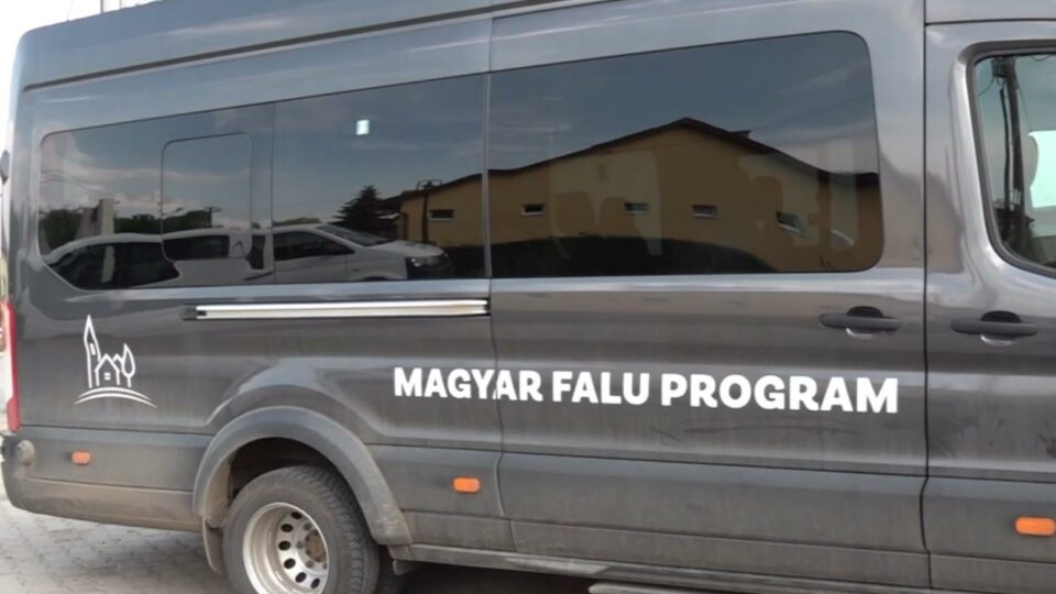 Lélegeztetőgépen tartják a felforrósodott buszban felejtett kislányt az apja szerint