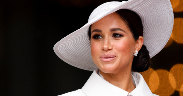 Meghan Markle visszatért, és káprázatosan festett: a hercegné egy Dior kabátruhában ragyogott a hálaadási ünnepségen