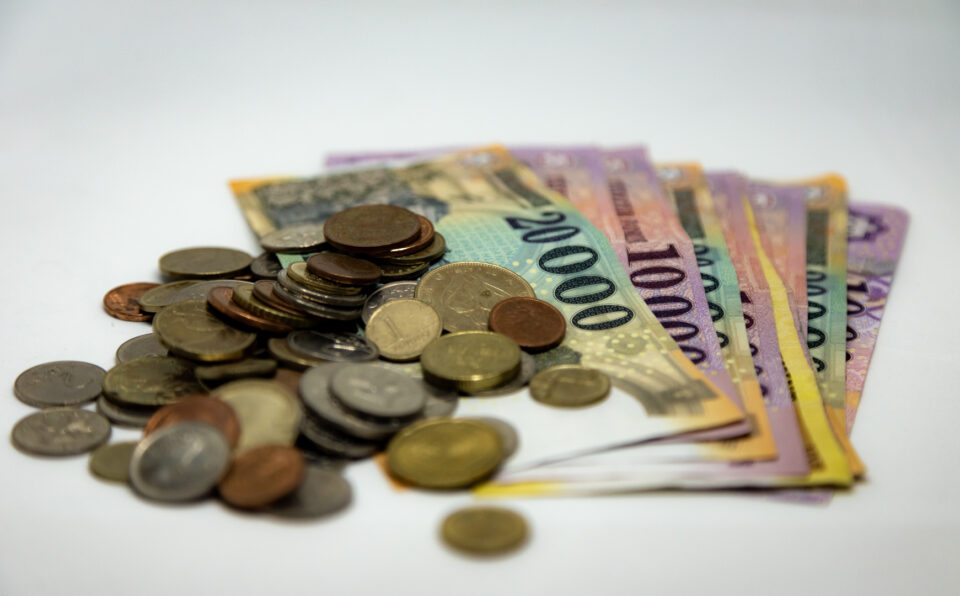 Esni kezdett a forint a rezsibejelentés után, ismét 400 felett az euró