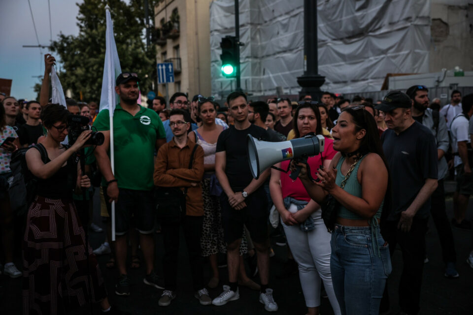 Fiatal tüntetők ezrei vonultak Budapesten, hajnalban parázs dolgok is történtek