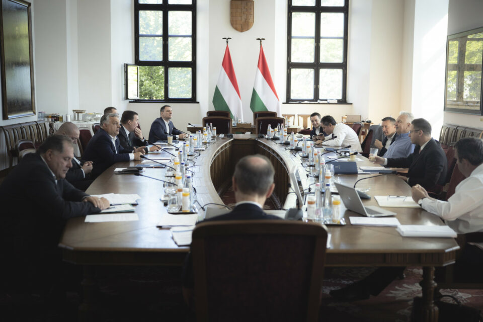Orbán Viktor átbeszélte Németh Szilárddal és a minisztereivel az európai energia-veszélyhelyzet