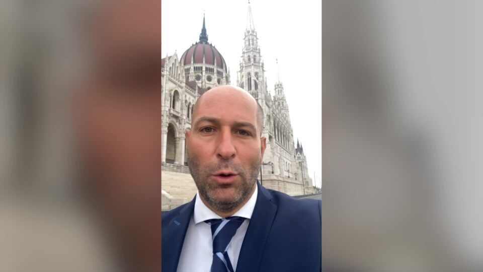 A gazdatüntetés szervezője arra kéri a traktorral indulókat, hogy várjanak még