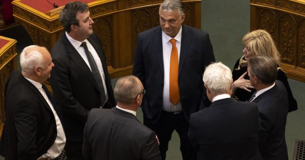 A lengyel kormány végül nem merte meglépni a jelenlegi helyzetben, Orbán Viktor viszont nem volt szívbajos a kormánytagok fizetésemelésével