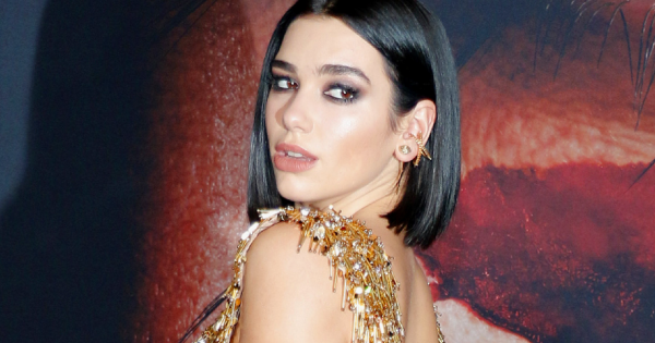 Dua Lipa nemcsak fehér, de totál áttetsző ruhában ment egy esküvőre